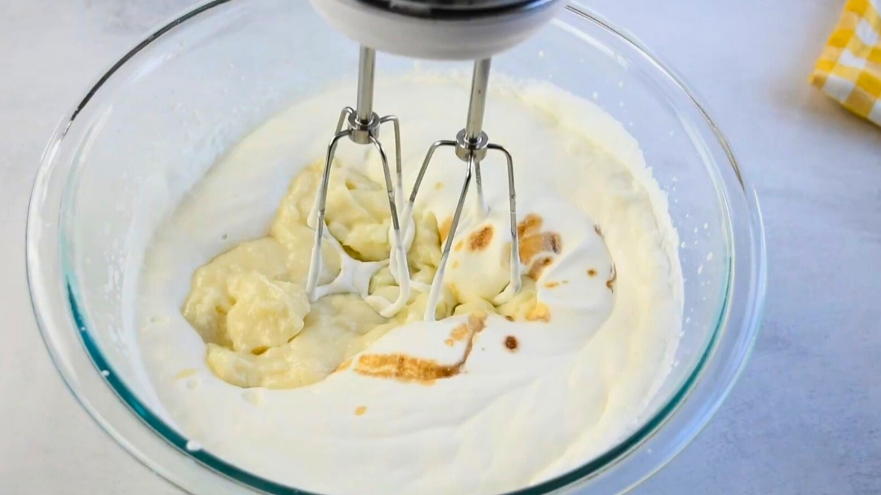 Adding vanilla and pudding in the whipped cream